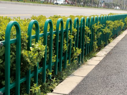 安誠(chéng)護(hù)欄為您簡(jiǎn)單介紹草坪護(hù)欄有哪些材料優(yōu)勢(shì)