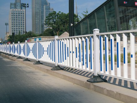 城市道路護(hù)欄，一般分為幾類，價(jià)格如何